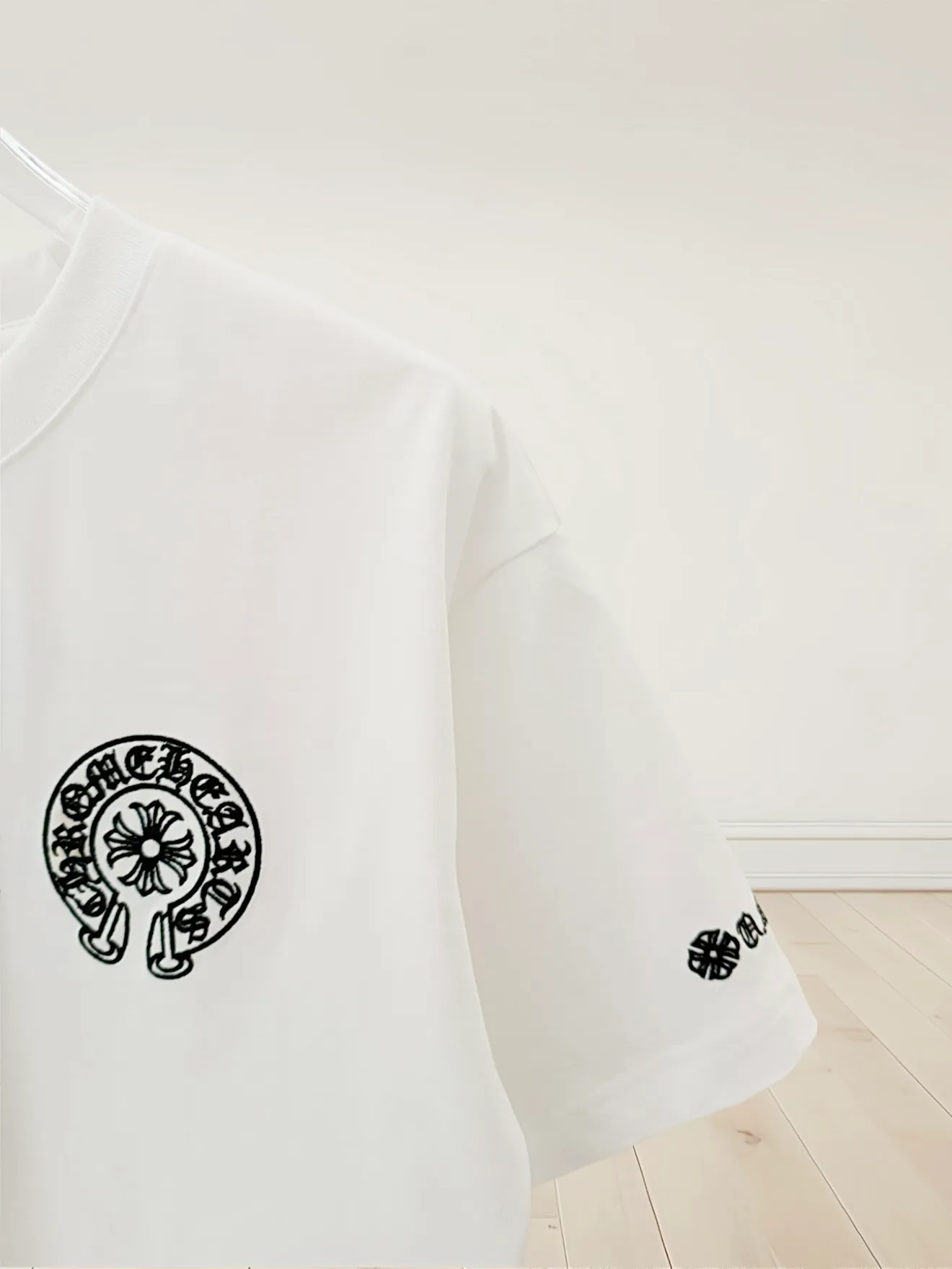 🅿️190 [High quality] Chrome hearts ss25 new first release latest short-sleeved round neck t-shirt, high-end customization, avant-garde and fashionable design! The brand logo is applied to the front and back cuffs using 100,000 needle embroidery techniques. High-end customized 280g fabric. Soft to the touch. Comfortable to wear. Exquisite stitching. Fine workmanship. The upper body effect is incomparably handsome! Same style for men and women, color: white, black size: S to xL
